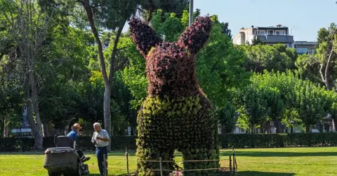 İzmir Kültürpark'taki doğayla şekillenen figürler ilgi görüyor