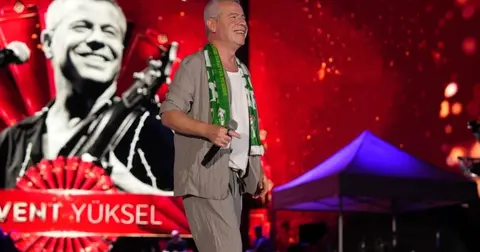 Levent Yüksel dillerden düşmeyen şarkıları Bursa'da seslendirdi