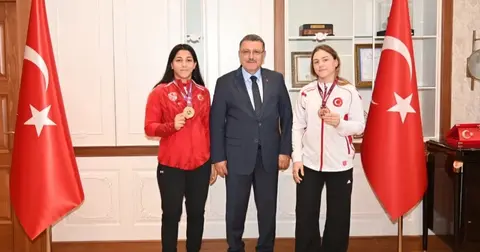 Şampiyon sporculara Başkan Genç'ten övgü