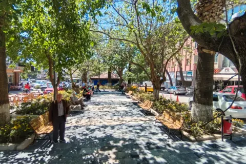 Bayındır’da Güzel İzmir Hareketi kapsamında meydan düzenleme tamamlandı