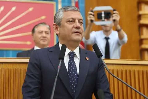 Özgür Özel TBMM Grup Toplantısı'nda yeni parti kurma aikarını duyurdu