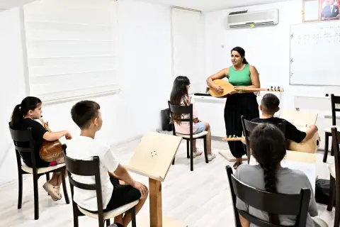 Muratpaşa'da yaz kursları başladı: Bağlamadan gitara 12 sanat dalında eğitim