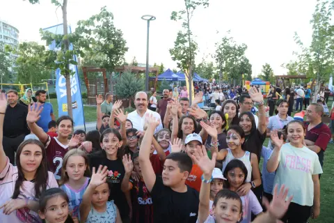 BAŞKAN ALTAY “PARKLARDA ŞENLİK VAR” ETKİNLİĞİNDE ÇOCUKLARIN YAZ COŞKUSUNA ORTAK OLDU