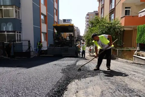 Maltepe'de asfalt yenileme çalışmaları sürüyor