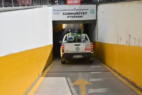 Manisa Büyükşehir Belediyesi, kapalı alanlarda larvasit uygulamasıyla vektörle mücadele ediyor