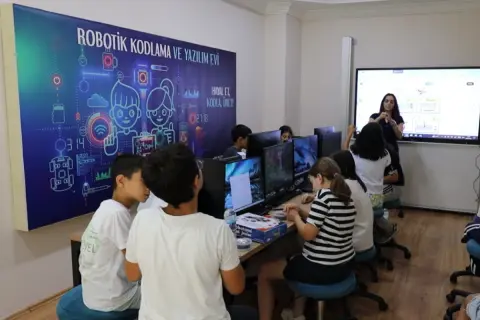 İzmit’de Robotik Kodlama ve Yazılım Evi hizmete açıldı, 42 saatlik eğitimler başladı