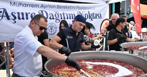 Manisa Büyükşehir’den pazarda 2 bin kişiye aşure ikramı