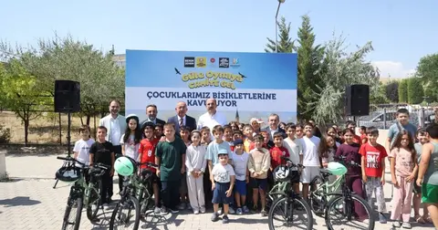 Altay, bisikletini alan çocukların sevincine ortak oldu