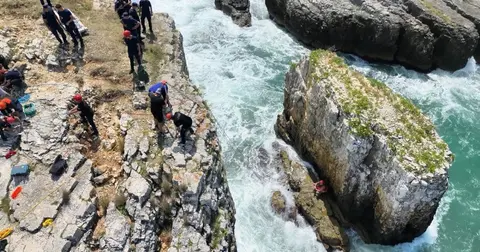 Kocaeli'de kayalıklarda mahsur kaldı, imdadına Büyükşehir İtfaiyesi yetişti