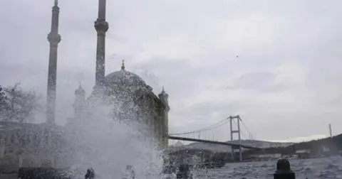 Meteoroloji'den iki bölgeye kritik uyarı! Kuvvetli sağanak ve rüzgar geliyor!