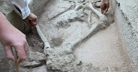 Aspendos’ta 2 bin 400 yıllık gizem... Güreşçi mezarı ortaya çıktı