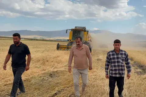 Taşlıçay'da tarıma destek: İlk biçerdöver gençlerden