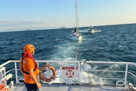 Moda açıklarında başıboş tekne KEGM ekipleri tarafından kurtarıldı