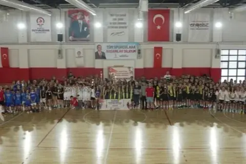 Denizli'de Zafer Kupası: 300 genç sporcu parkette
