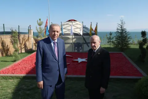 Erdoğan ve Bahçeli Ahlat'ta Selçuklu Mezarlığı'nı ziyaret etti