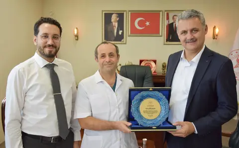Gönüllü olarak gittiği bakım evlerinde yaşlıları tedavi ediyor