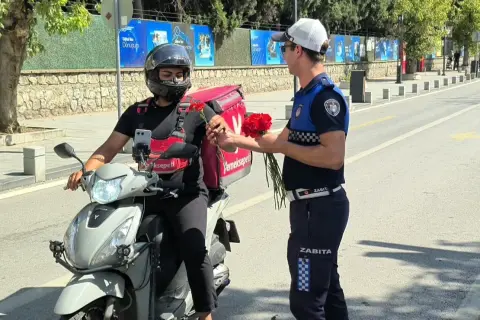Zabıta Haftası'nda çiçek şöleni: Ekipler vatandaşla buluştu