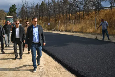 Bornova'da 6203 Sokak'asfaltlandı: Kronik sorun bitti