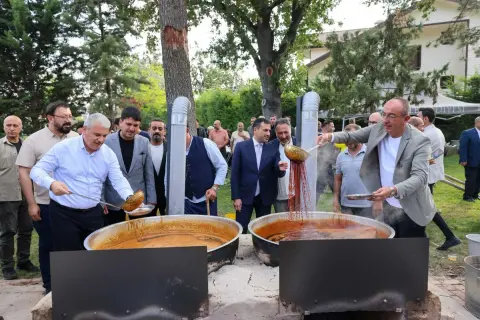 Meram Bağında 5. kez geleneksel pekmez kaynatma