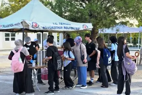 Denizli'de yeni dönem ilk günü öğrencilere simit, çay ve çorba ikramı