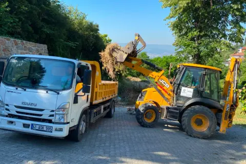 Kocaeli Belediyesi, mezarlık bakımını kesintisiz sürdürüyor
