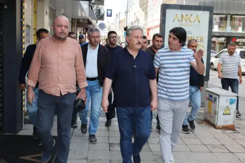 Melikgazi'de Bazalt taşıyla Yaya Yolu Yenileniyor