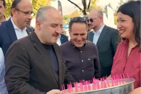 Varank, Özgür Özel'i etiketleyerek börek paylaştı