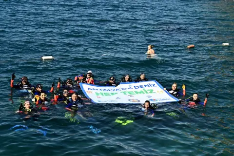Muratpaşa’da gönüllü dalgıçlar deniz dibini temizledi