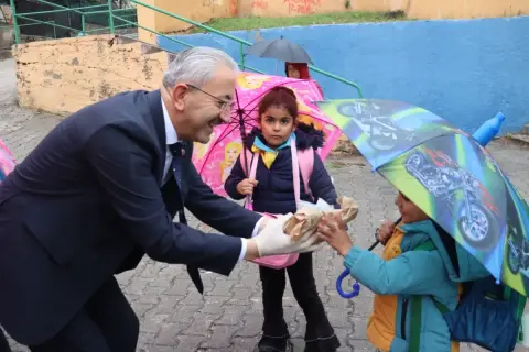 İzmit’te yağmura rağmen 'Beslenme Saati'ne devam