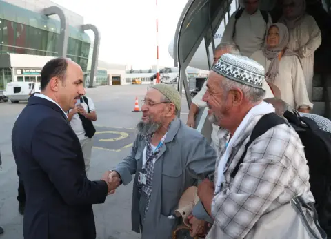 Başkan Altay, Vefa Umresi'nin ilk kafilesini karşıladı