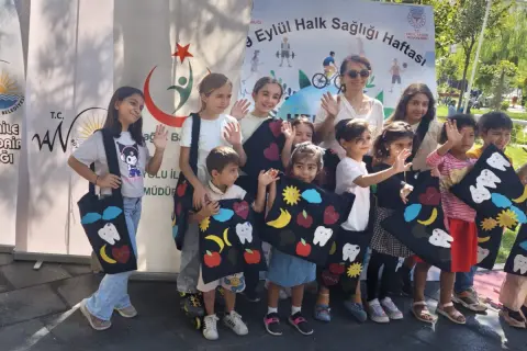 Çocuklar hayal gücüyle çanta tasarladı
