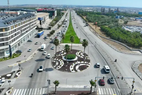 Bandırma giriş yolu yenilendi: 10 bin m² yeşillendi