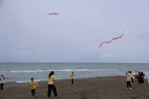 Sakarya’da uçurtmalarla Gazze çocuklara destek