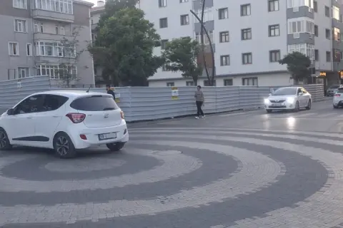 Keşan'da Hastane Caddesi'nde kaldırım kapalı: Yaşam tehlikesi