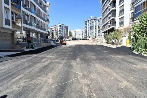 Bornova'da 290 sokak yenilendi: 15 caddede asfalt bitti