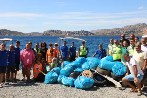 Marmaris'te kıyılardan bir ton plastik atık toplandı