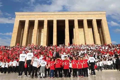 LÖSEV, Anıtkabir’de Atatürk’ü anarken lösemili çocukları çağırıyor