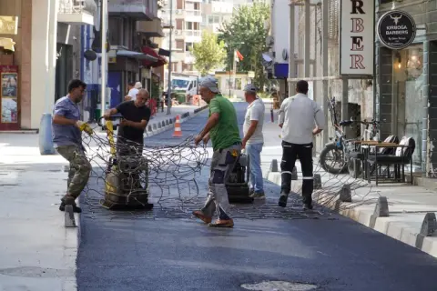 İzmir'de Cumhuriyet Bulvarı desenli asfaltla yenilendi