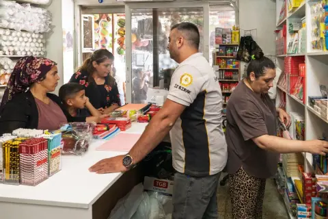 İzmir'de 100 milyon TL kırtasiye desteği dağıtıldı