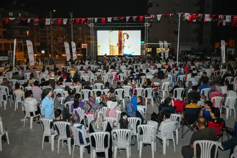 Tarsus'ta açık hava sineması keyfi: 'Hükümet Kadın' gösterildi