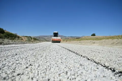 Selendi’de 26 yıl sonra ilk asfalt yapıldı
