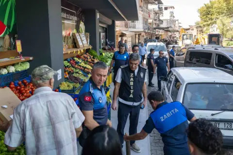 Bornova'da kaldırım işgaline operasyon: Tabelalar toplandı, cezalar verildi