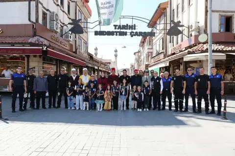 Konya'da Zabıta Haftası: Esnafa gül, çocukla ziyaret
