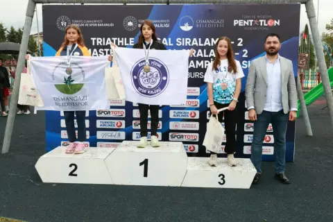 Osmangazili kardeşler Bursa’da aynı kürsüde ödüle yükseldi