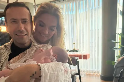 Demet Akalın, Berkay ve Özlem Ada’nın bebeğini ziyaret etti