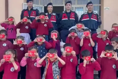Jandarma öğrencilerle buluştu: Milli değerler anlatıldı