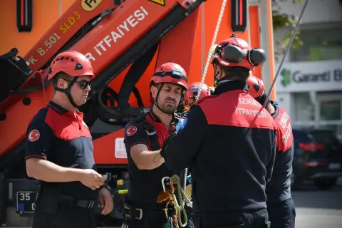 İzmir'de gerçeğe yakın yangın tatbikatı: Çatından havai hatla kurtarma