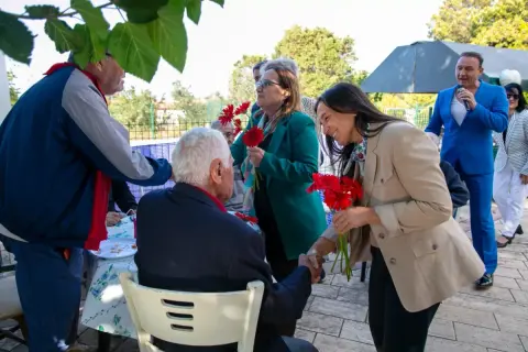 Güzelbahçe'de Yaşlılar Günü: Çınarlar unutulmadı