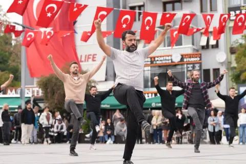 İzmit'te 41 kişilik sürpriz zeybek: Cumhuriyet'e selam