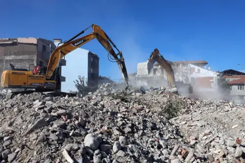 Sakarya'da kentsel dönüşüm hızı: 1 ayda 45 bina yıkıldı